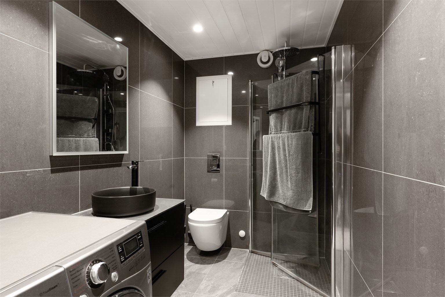 Flislagt bad fra 2022 med moderne innredning og dusjløsning.