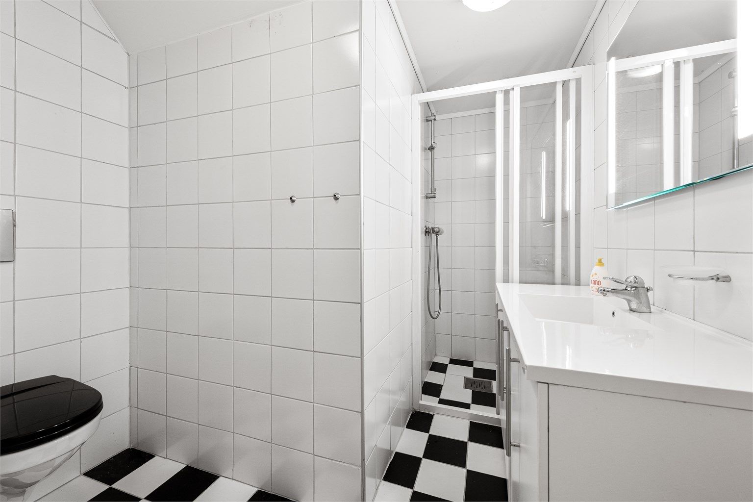 Badet i underetasjen ble oppgradert i 2009 og har flislagt gulv med gulvvarme.