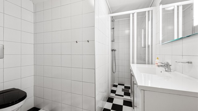 Badet i underetasjen ble oppgradert i 2009 og har flislagt gulv med gulvvarme.