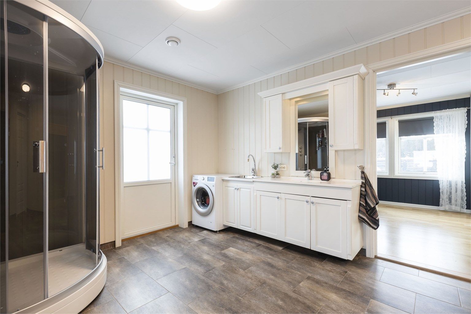 Særdeles romslig bad/vaskerom med dusjkabinett (nytt), wc, badstue og innredning med servant og utslagsvask