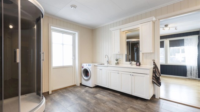 Særdeles romslig bad/vaskerom med dusjkabinett (nytt), wc, badstue og innredning med servant og utslagsvask