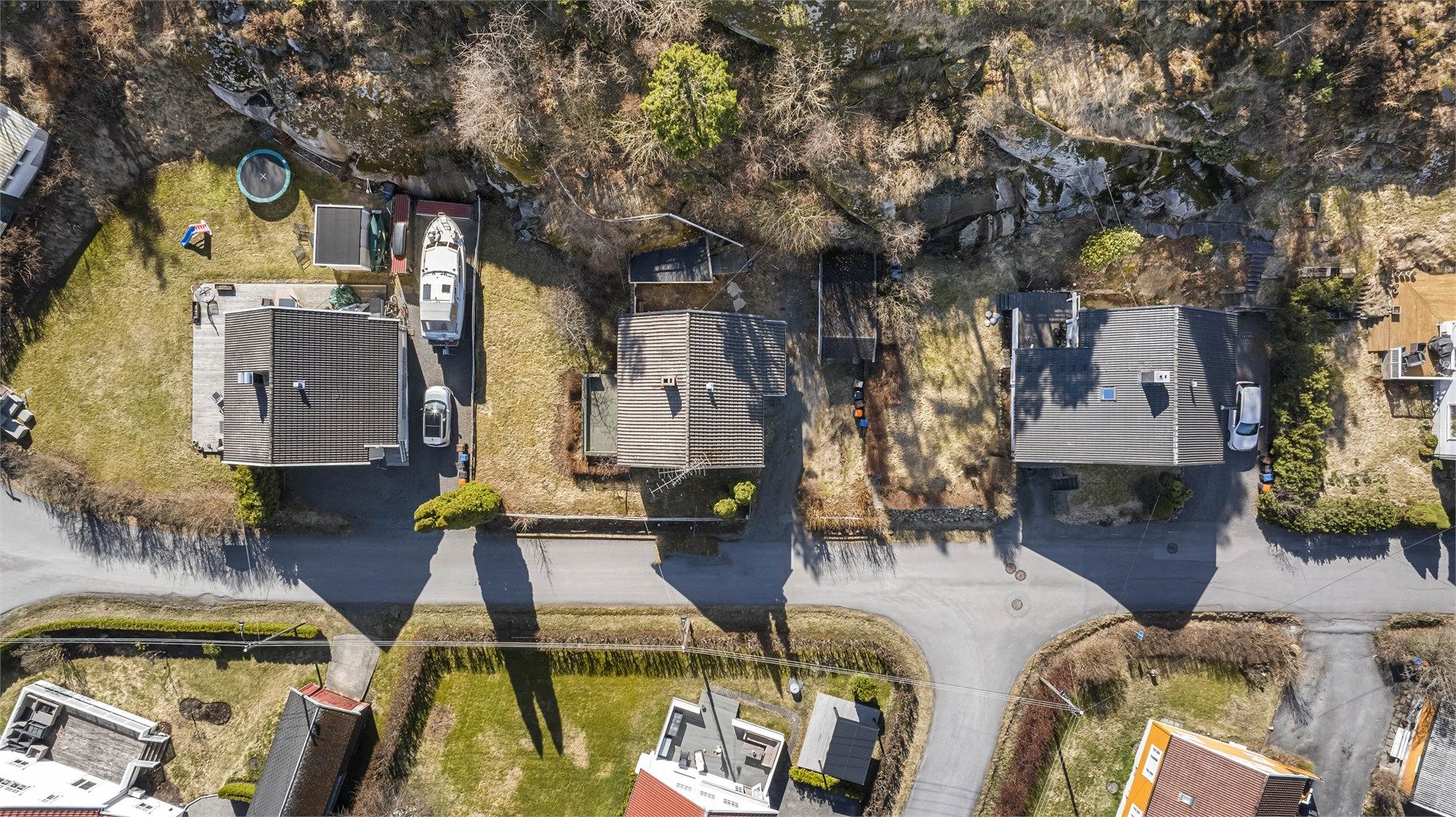 Tomten går også litt opp i skråningen/fjellet