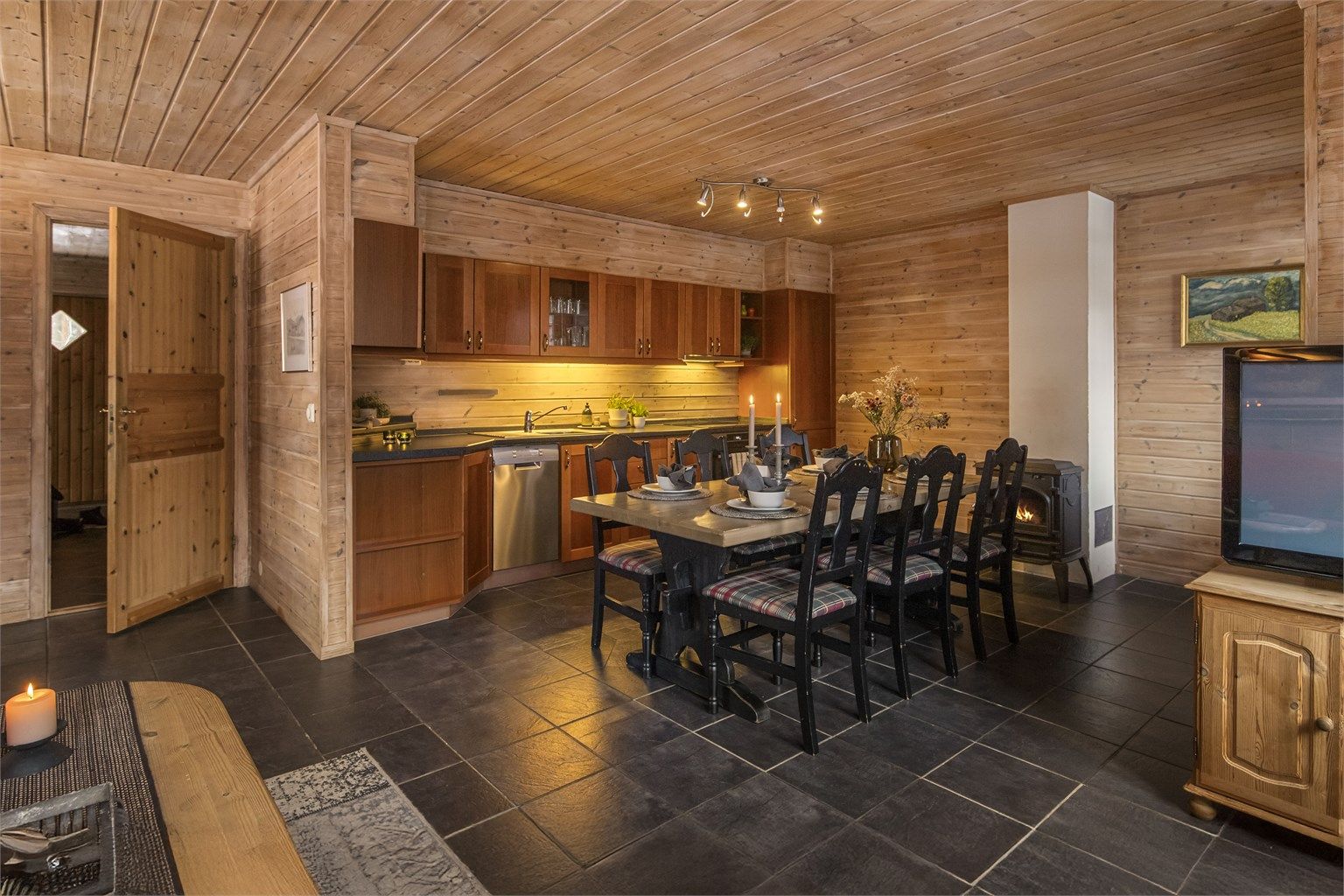 Det er svært god plass til spisestuen på kjøkkenet