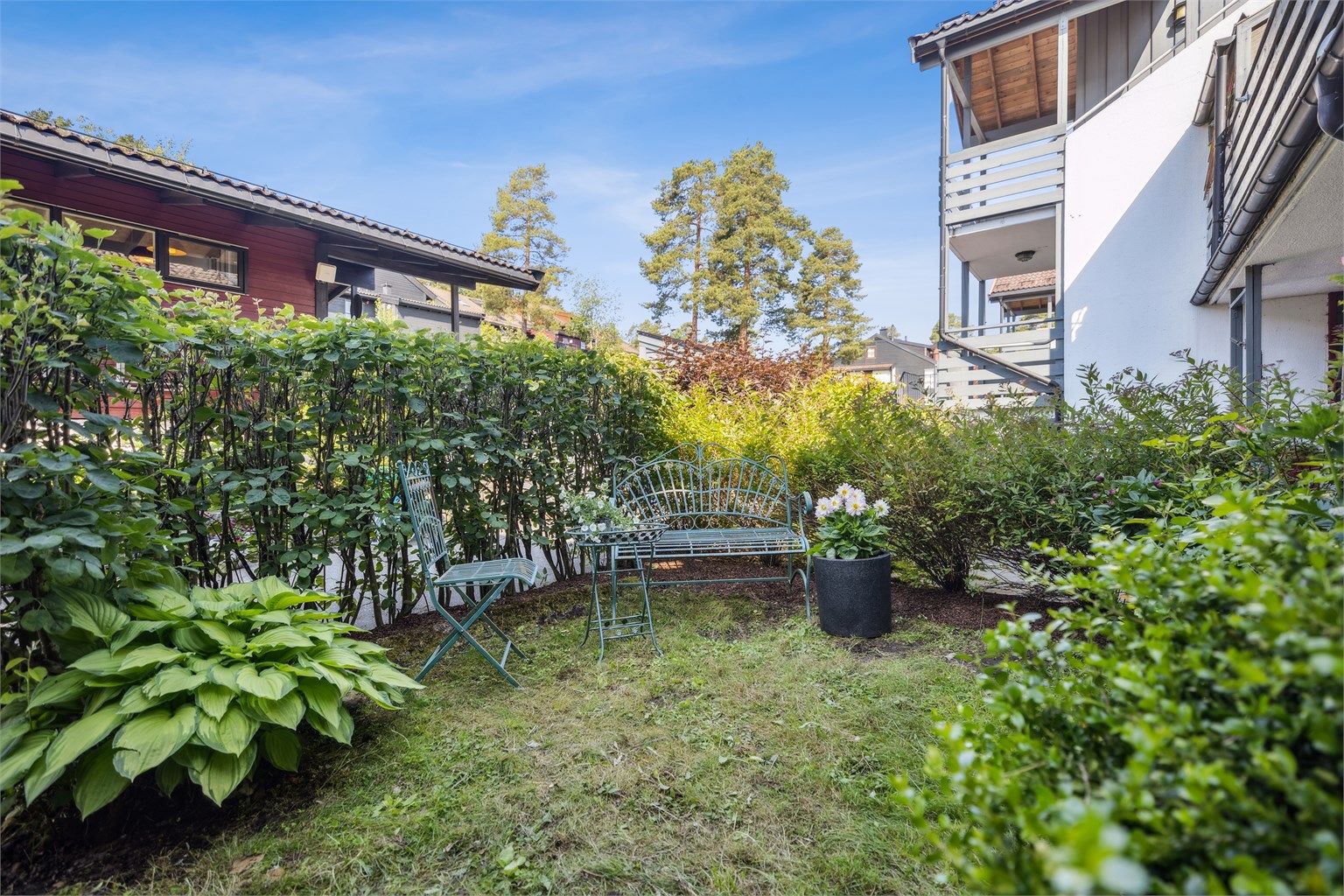 Denne gjennomgående leiligheten gir deg enestående lysforhold og både hage/terrasse mot øst og balkong mot vest.