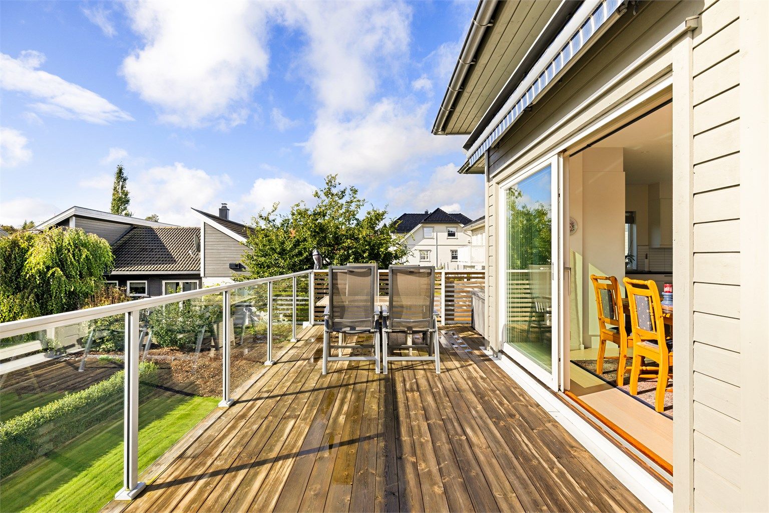 Solforholdene er generelt meget gode. På takaltanen over garasjen er det sol dagen gjennom.