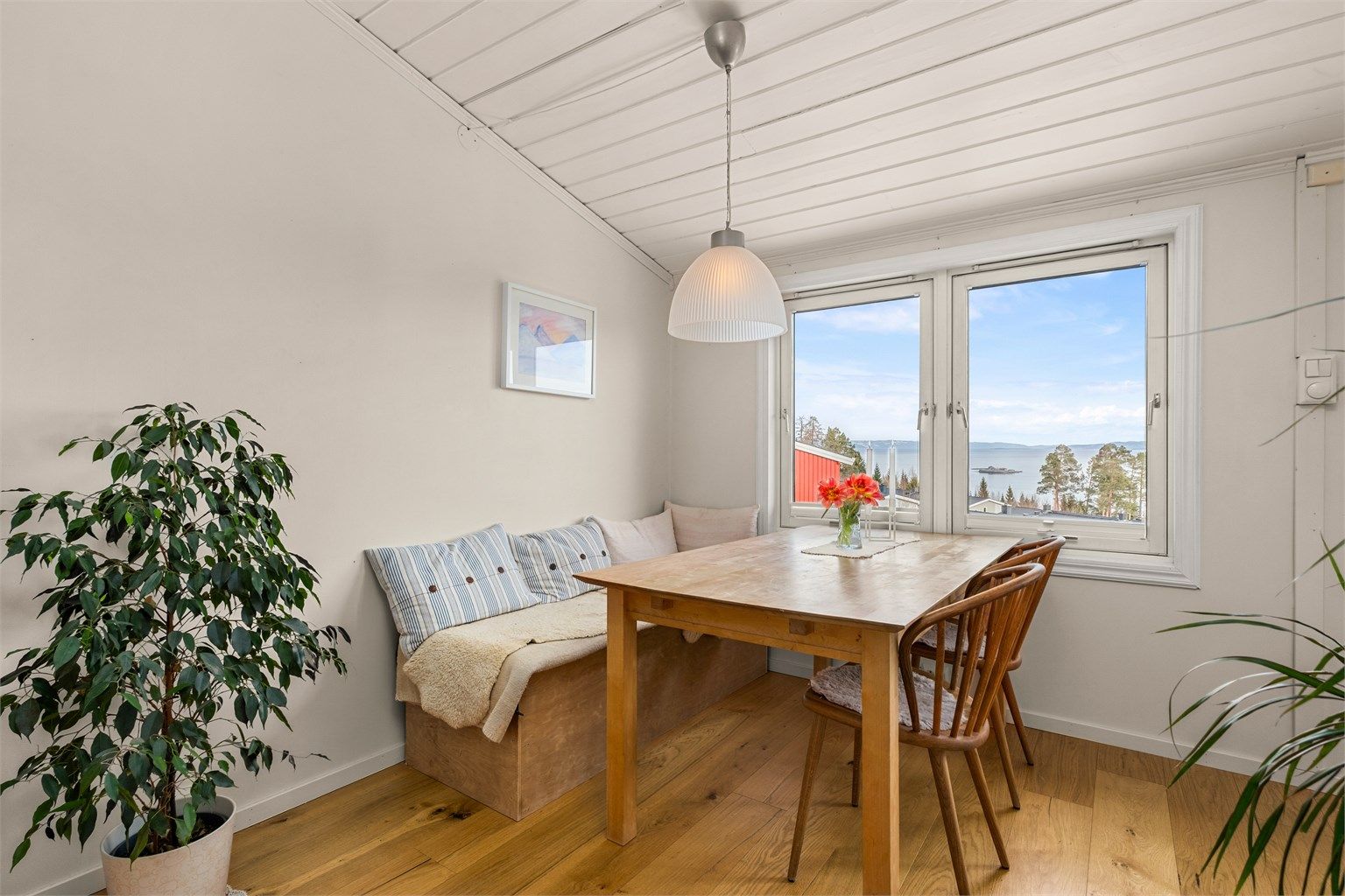 Her har man god plass til å samle familie og venner til hyggelige sammenkomster. 