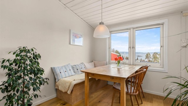 Her har man god plass til å samle familie og venner til hyggelige sammenkomster.