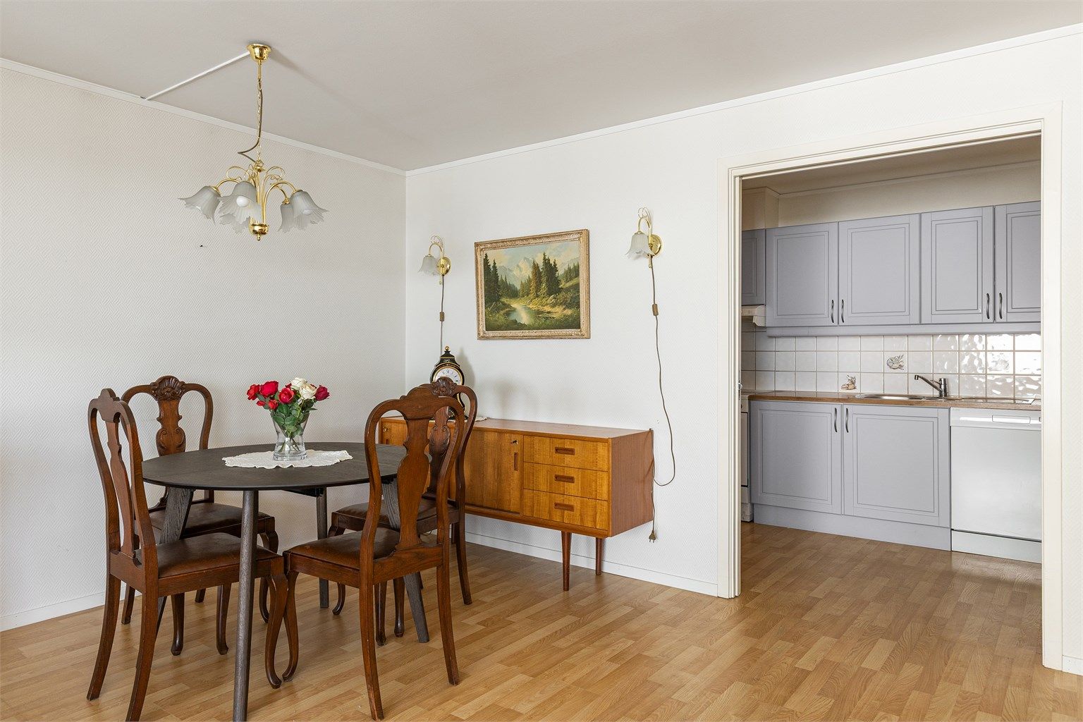 God plass til stort spisebord for hyggelige måltider i stuen.
