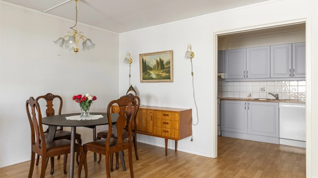 God plass til stort spisebord for hyggelige måltider i stuen.