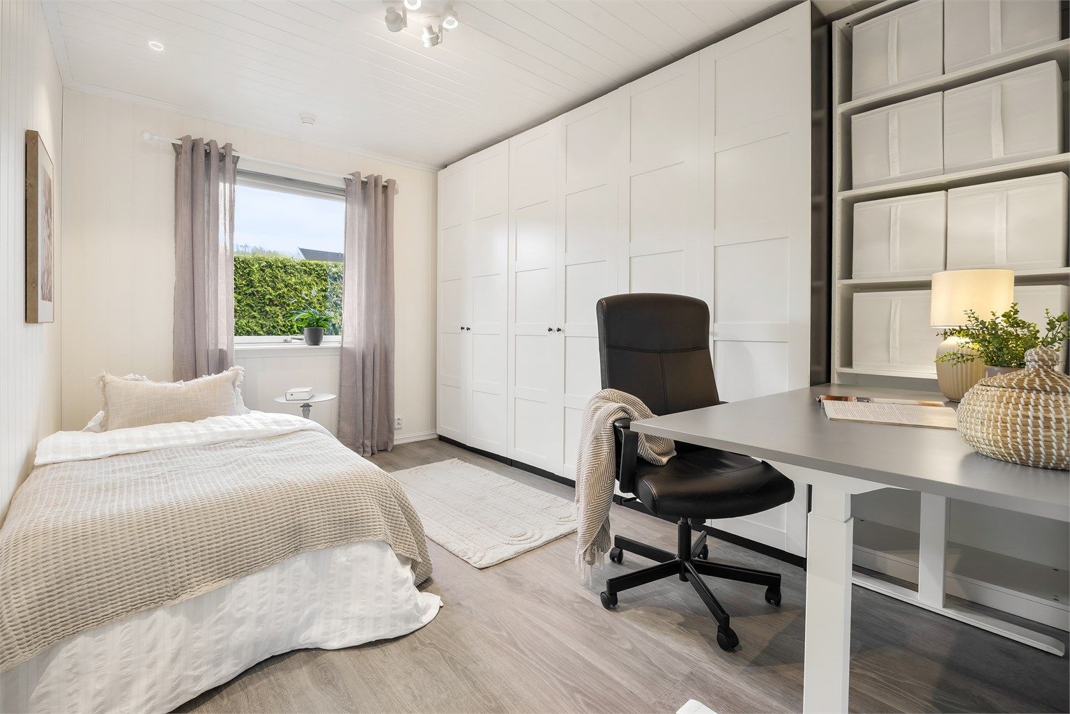 Dette soverommet egner seg godt som kontor eller gjesterom.
