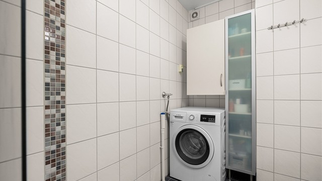 Videre er badet utstyrt med servantskap med speil og lys, badekar med vegghengt badekararmatur samt sideskap.