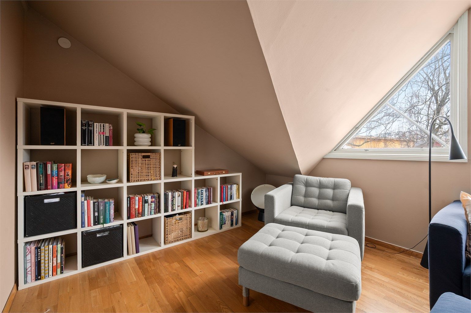 På samme måte som spisestuen er rommet svært fleksibelt, og egner seg også godt som lekerom eller hjemmekontor.