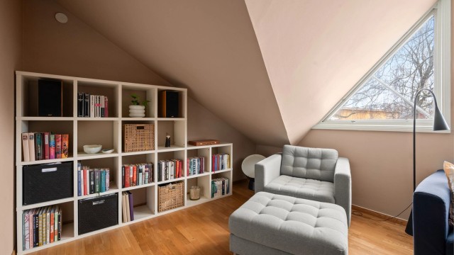 På samme måte som spisestuen er rommet svært fleksibelt, og egner seg også godt som lekerom eller hjemmekontor.
