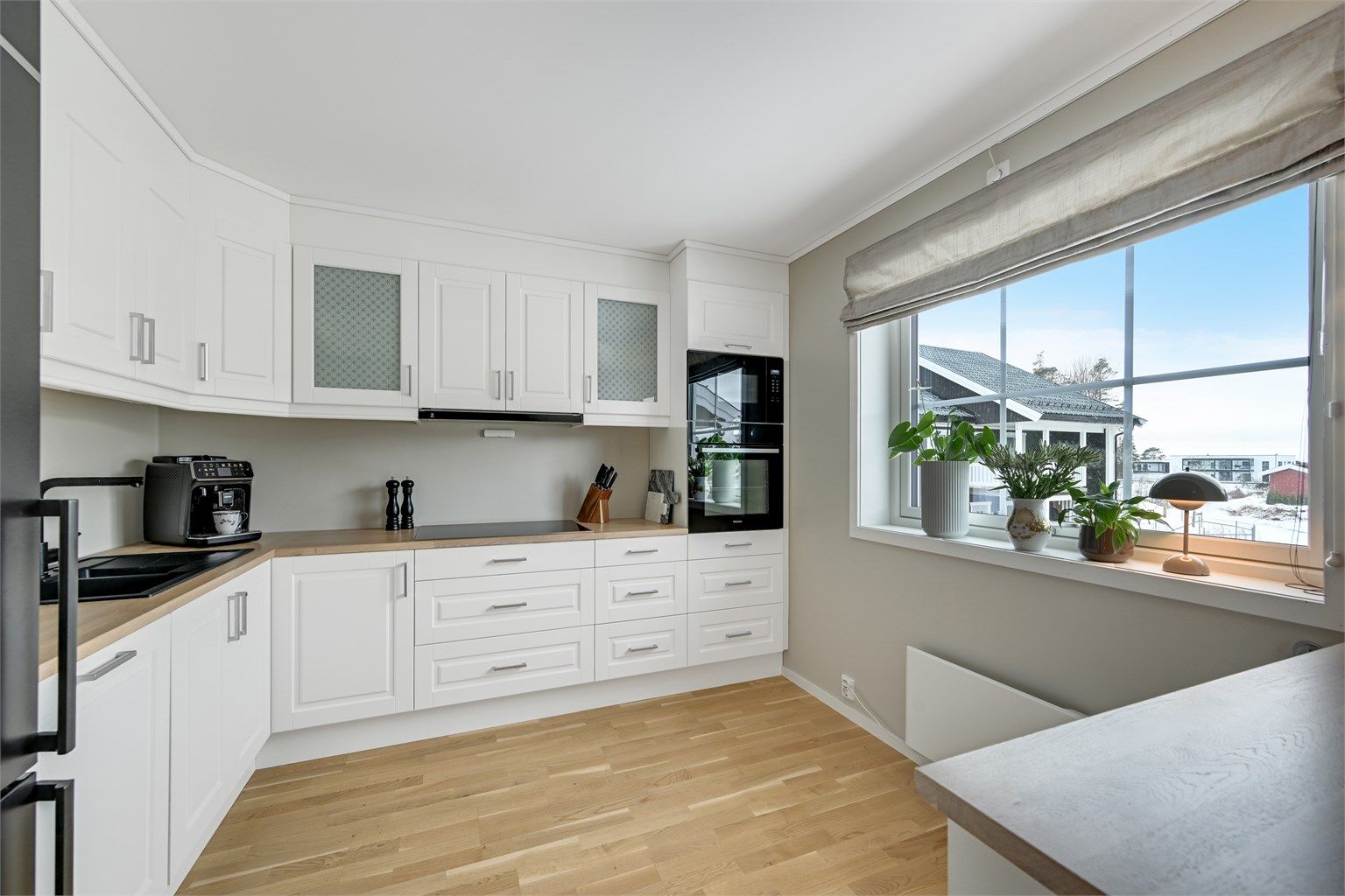 Videre er boligen utstyrt med vannstoppsystem under kjøkkenbenk og komfyrvakt over kokesonen. Ventilator over kokesone har avtrekk ut over tak. 