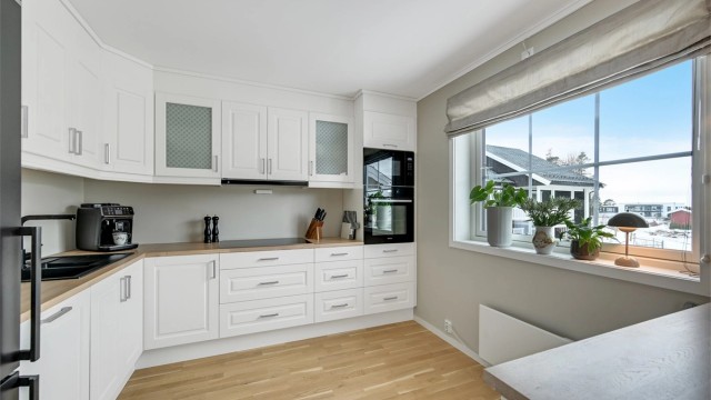 Videre er boligen utstyrt med vannstoppsystem under kjøkkenbenk og komfyrvakt over kokesonen. Ventilator over kokesone har avtrekk ut over tak.