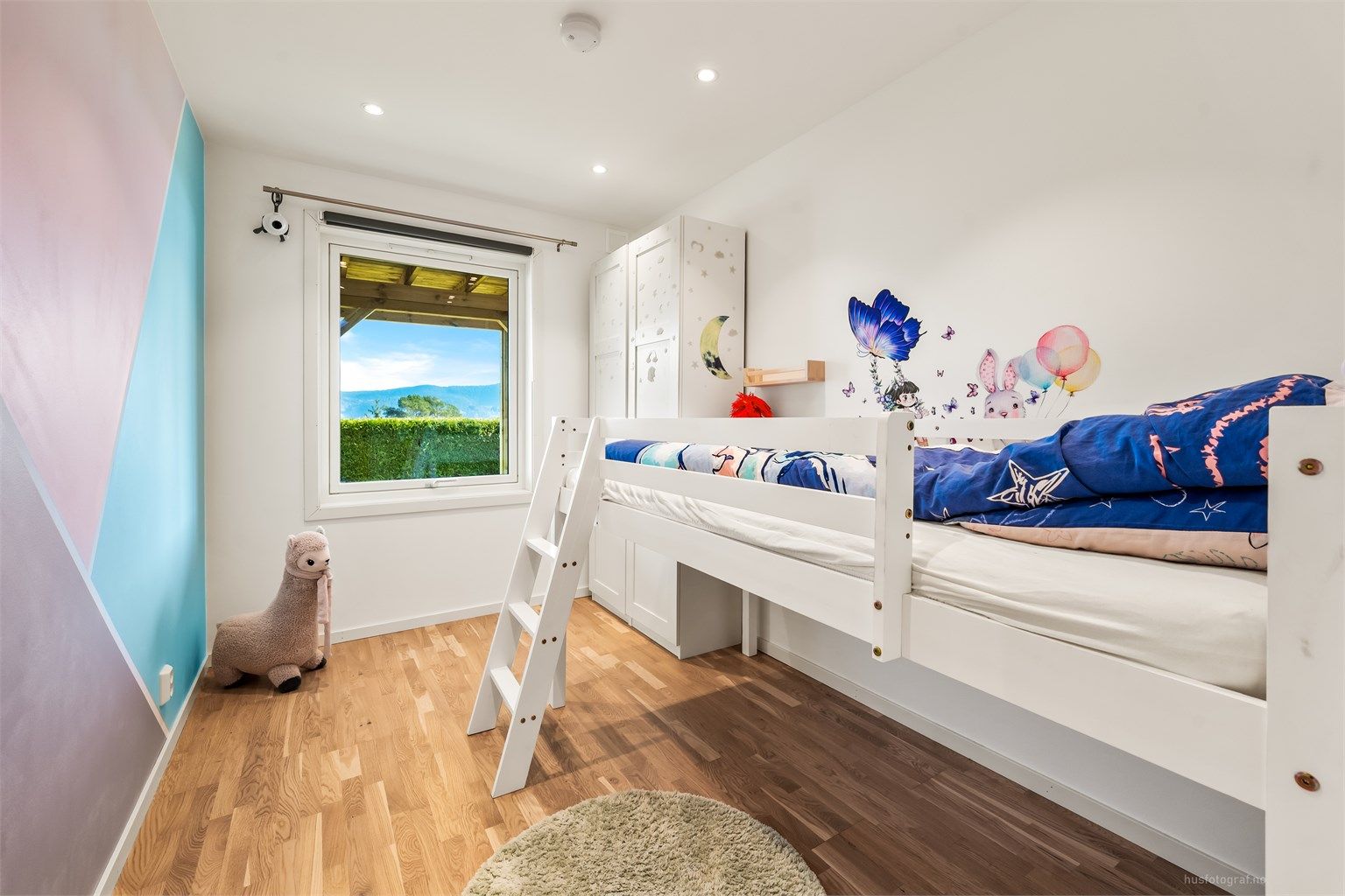 Soverom med plass til både seng og en stor garderobeløsning.