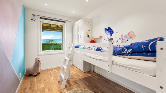 Soverom med plass til både seng og en stor garderobeløsning.