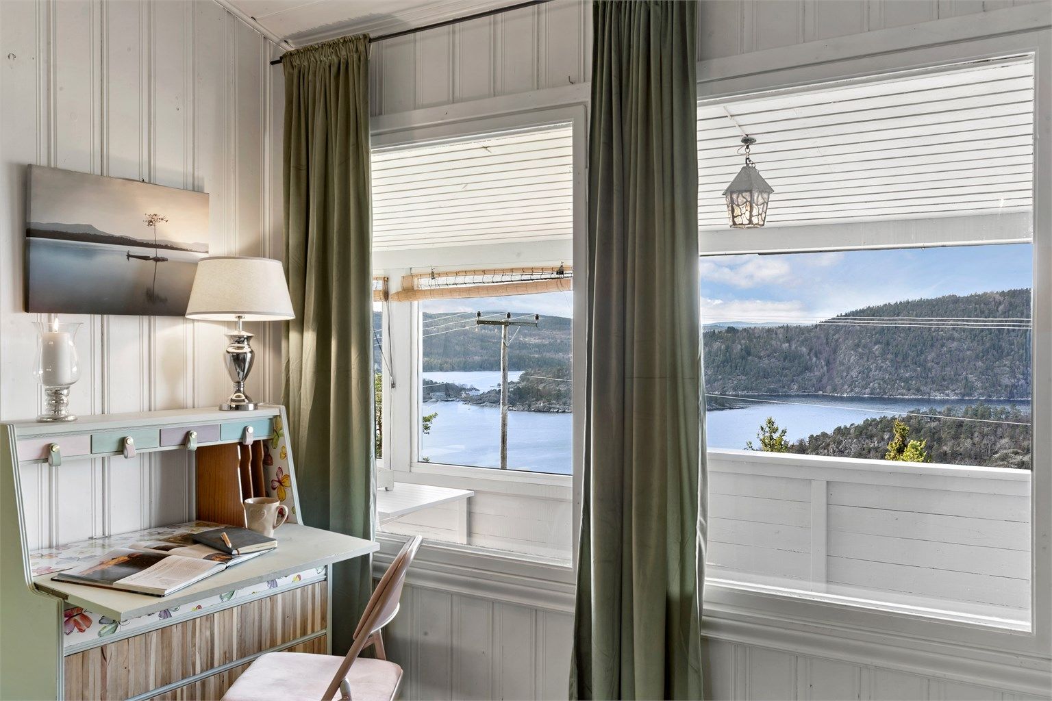 En perfekt krok for en hjemmekontorplass, med inspirerende utsyn.