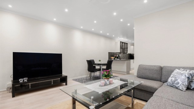 Velkommen til Karl Staaffs Vei 73 presentert av Hamdi Kaptan v/Krogsveen Nordstrand. Foto: Oh Shots.