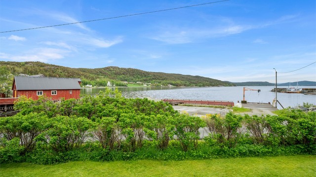 Fra boligen er det kun få minutters kjøring til Botngård, som fungerer som kommunesenter i Ørland kommune. Her finner man et godt utvalg av butikker, servicetilbud og spisesteder, med både Kiwi og Rema 1000 innen omtrent syv minutters kjøreavstand.