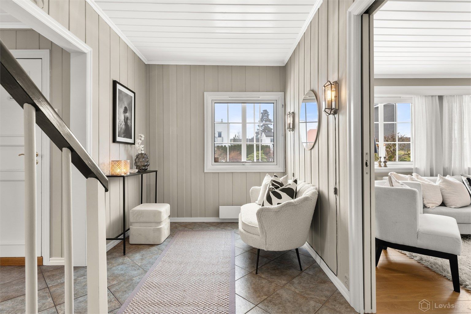 Hallen har også gulvfliser med varmekabler, samt plass til møblering. Fra hallen går trappen opp til 2. etasje