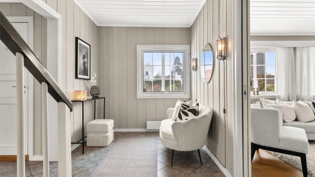 Hallen har også gulvfliser med varmekabler, samt plass til møblering. Fra hallen går trappen opp til 2. etasje