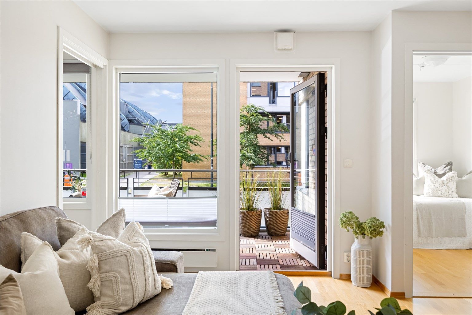 Store vindusflater og balkongdør sørger for mye naturlig lysinnslipp i stuen.