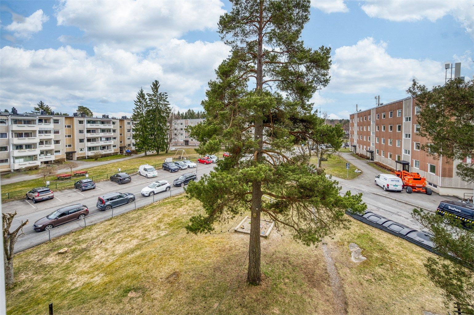 Fra balkongen har du utsikt over borettslagets grønne og rolige fellesområder.