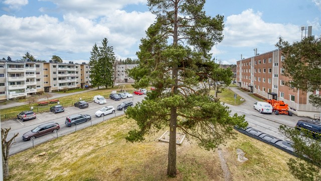 Fra balkongen har du utsikt over borettslagets grønne og rolige fellesområder.