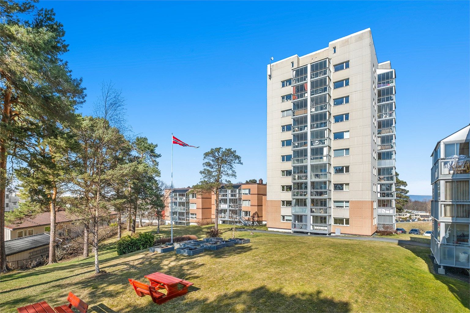 Kollektivtilbudet i området er svært godt. Nærmeste bussholdeplass ligger kun få minutters gange unna, og fra Leangen stasjon har du gode togforbindelser videre. Dette gjør det enkelt å komme seg både til og fra jobb, studier og øvrige deler av byen.