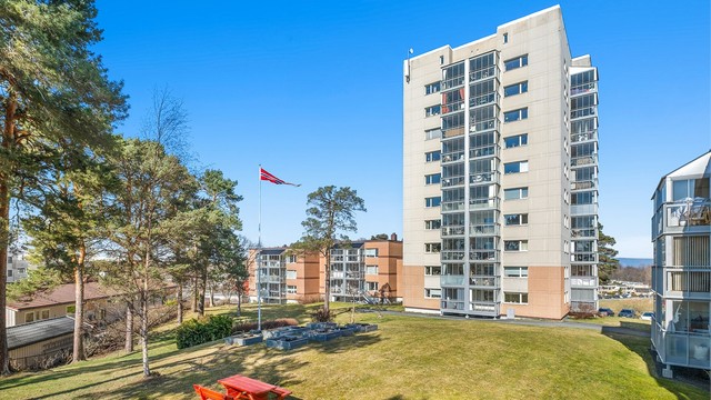 Kollektivtilbudet i området er svært godt. Nærmeste bussholdeplass ligger kun få minutters gange unna, og fra Leangen stasjon har du gode togforbindelser videre. Dette gjør det enkelt å komme seg både til og fra jobb, studier og øvrige deler av byen.