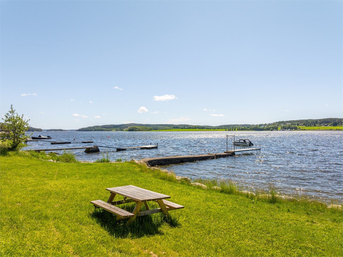 Fellesarealet langs kilen - et herlig sted for pikniker og bading i både solen og sjøen.