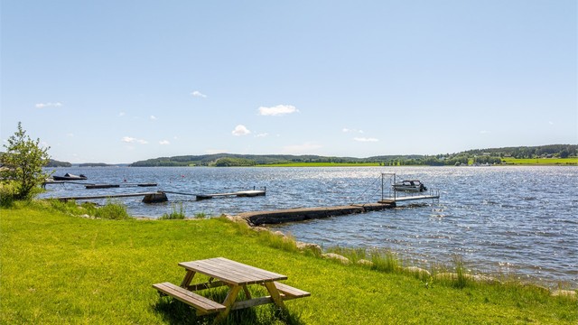 Fellesarealet langs kilen - et herlig sted for pikniker og bading i både solen og sjøen.