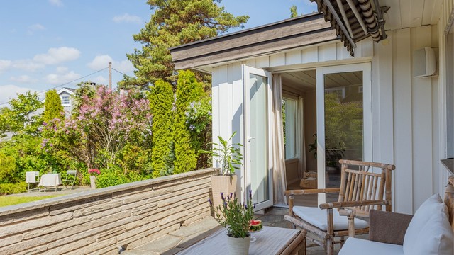 Terrassen fungerer som en naturlig forlengelse av stuen og har god plass til hyggelige måltider og sosiale sammenkomster utendørs.