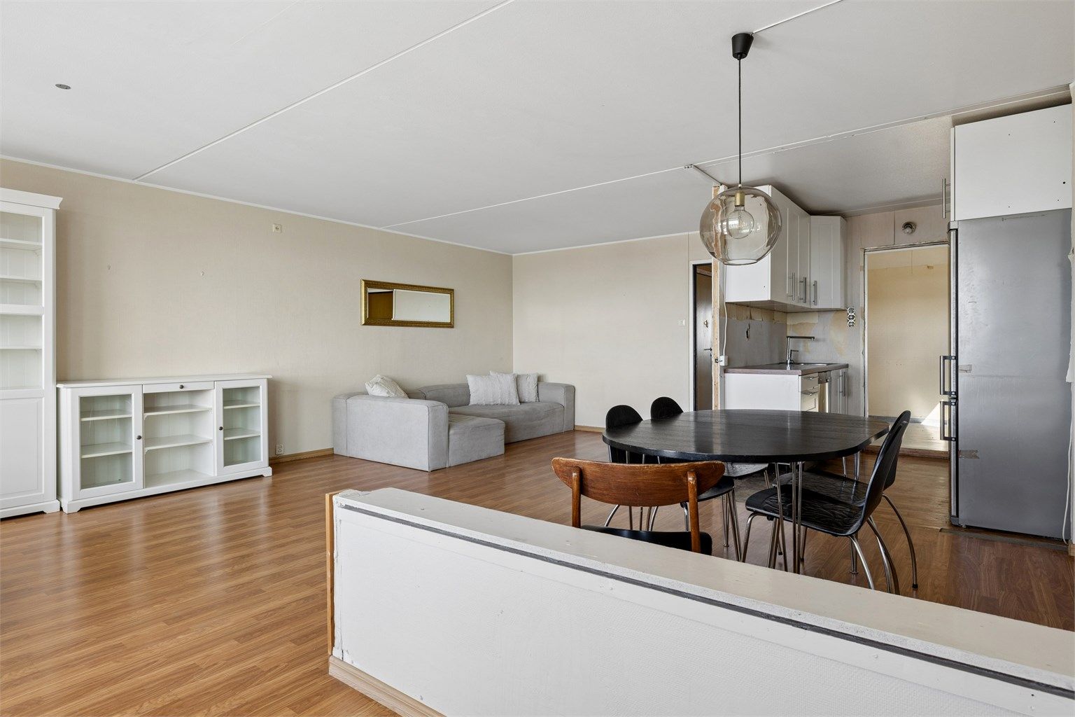 Stuen byr på rikelig med rom for ulike møbleringsløsninger og soner for avkobling.