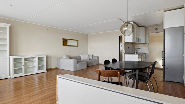 Stuen byr på rikelig med rom for ulike møbleringsløsninger og soner for avkobling.