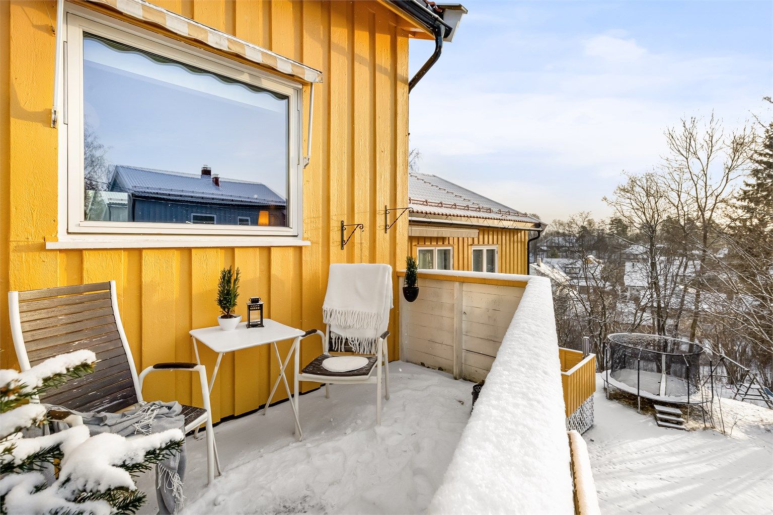 Uteplassen gir en fin forlengelse av stuen på varme dager.