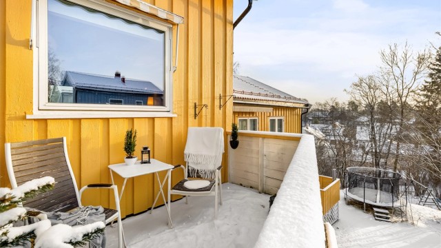 Uteplassen gir en fin forlengelse av stuen på varme dager.