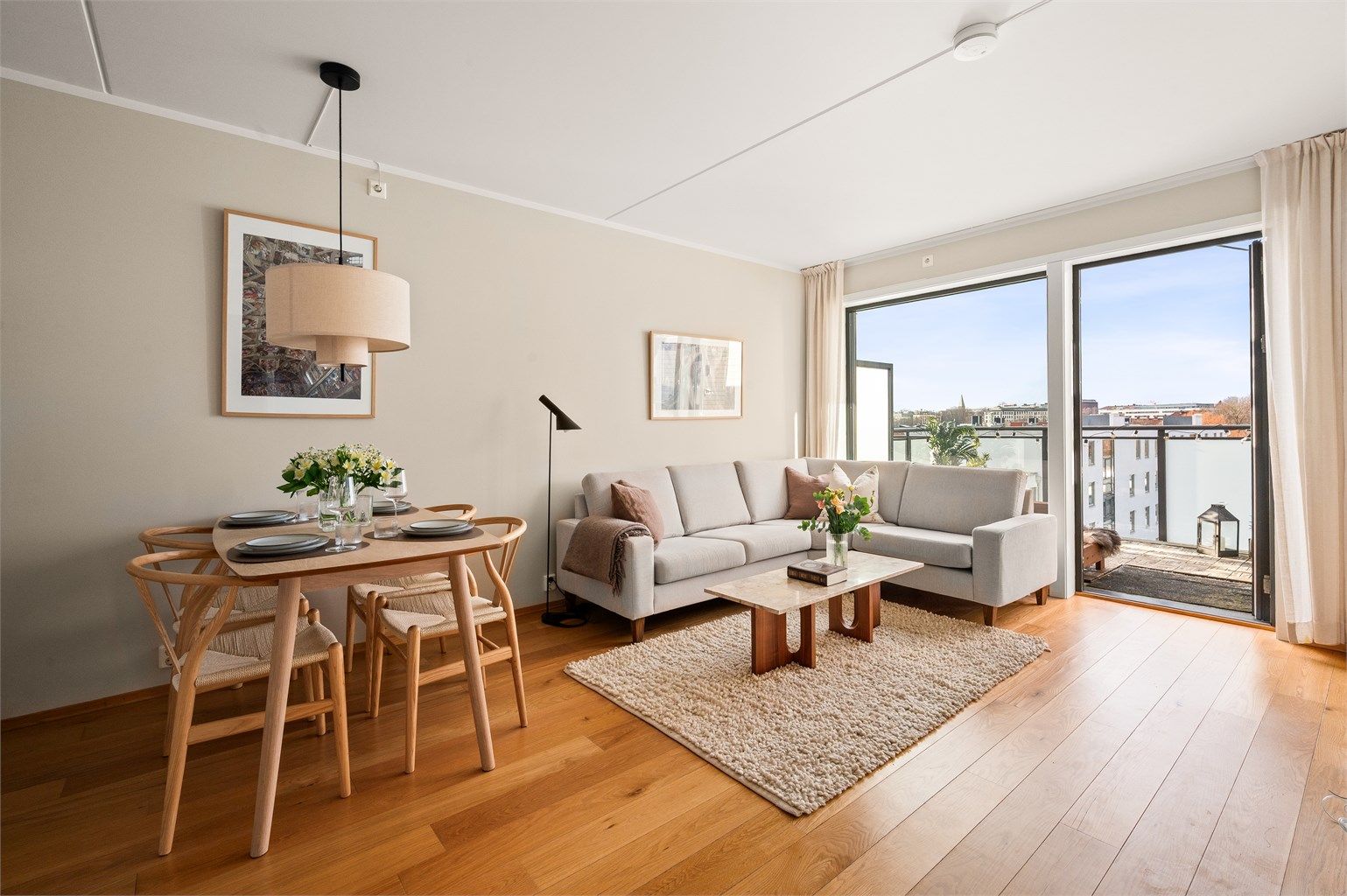 Leiligheten var ny i 2012 og holder følgelig en høy standard med tilstandsgrad 1 eller bedre på de fleste punkter i tilstandsrapporten. 