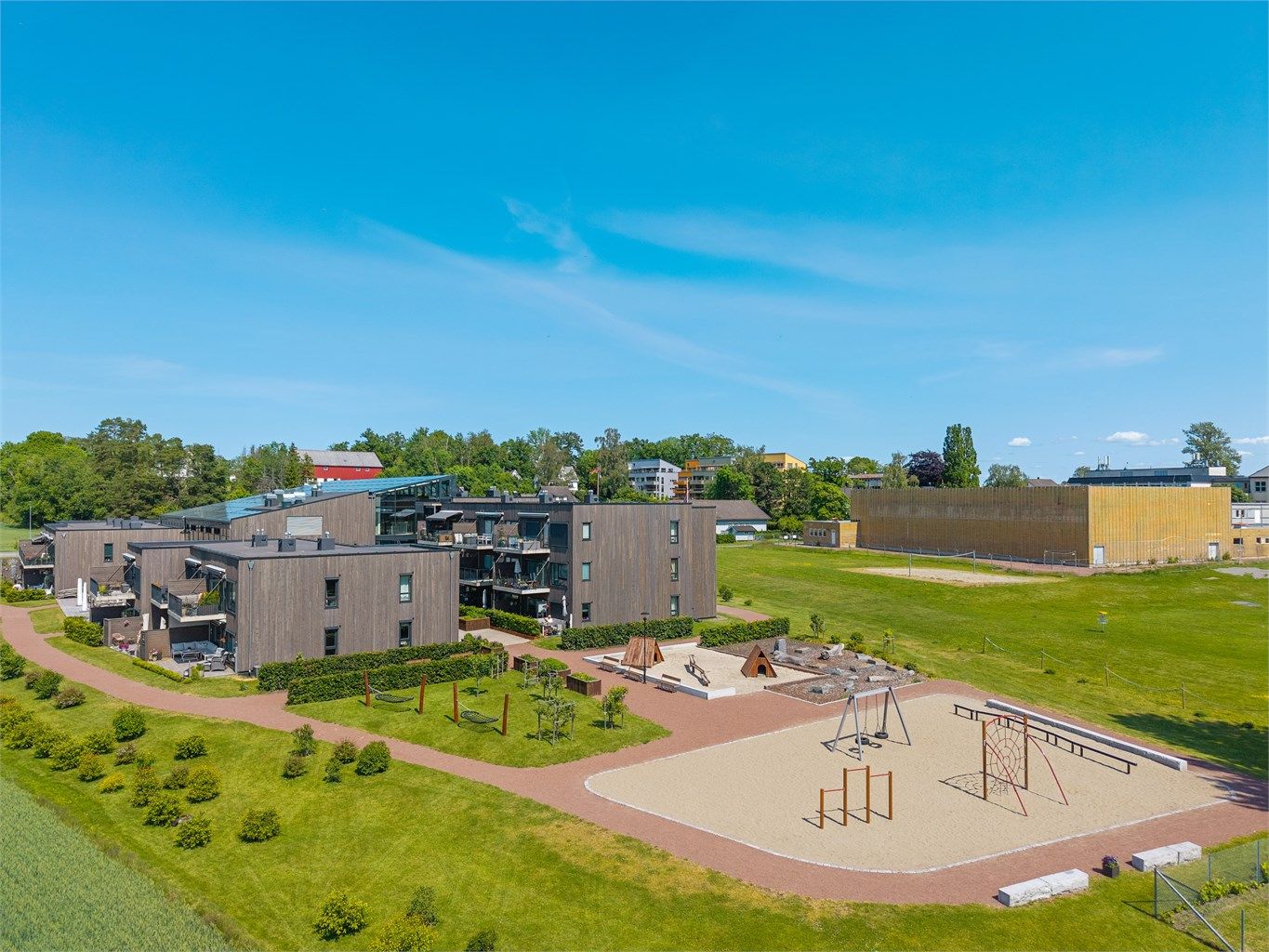 Leiligheten har enkel og praktisk adkomst; du kan ta den hyggelige gangveien direkte til inngangspartiet eller gå via hovedinngangen, gjennom den innbydende tropehagen og videre til boligens inngang. 