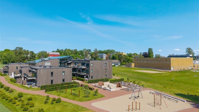 Leiligheten har enkel og praktisk adkomst; du kan ta den hyggelige gangveien direkte til inngangspartiet eller gå via hovedinngangen, gjennom den innbydende tropehagen og videre til boligens inngang.