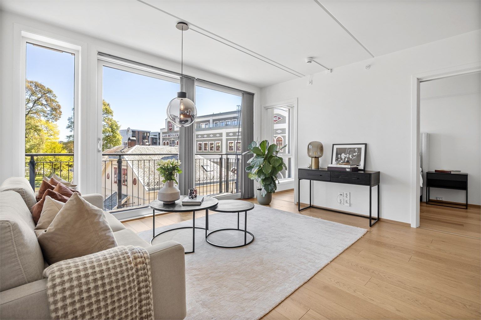 Gjennomgående parkett på gulv og nedsenket himling med downlights i stue og gang.