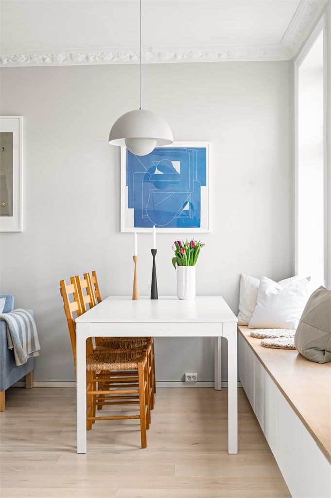 Den plassbygde benken langs vinduene gir både ekstra sitteplasser og smart oppbevaring.