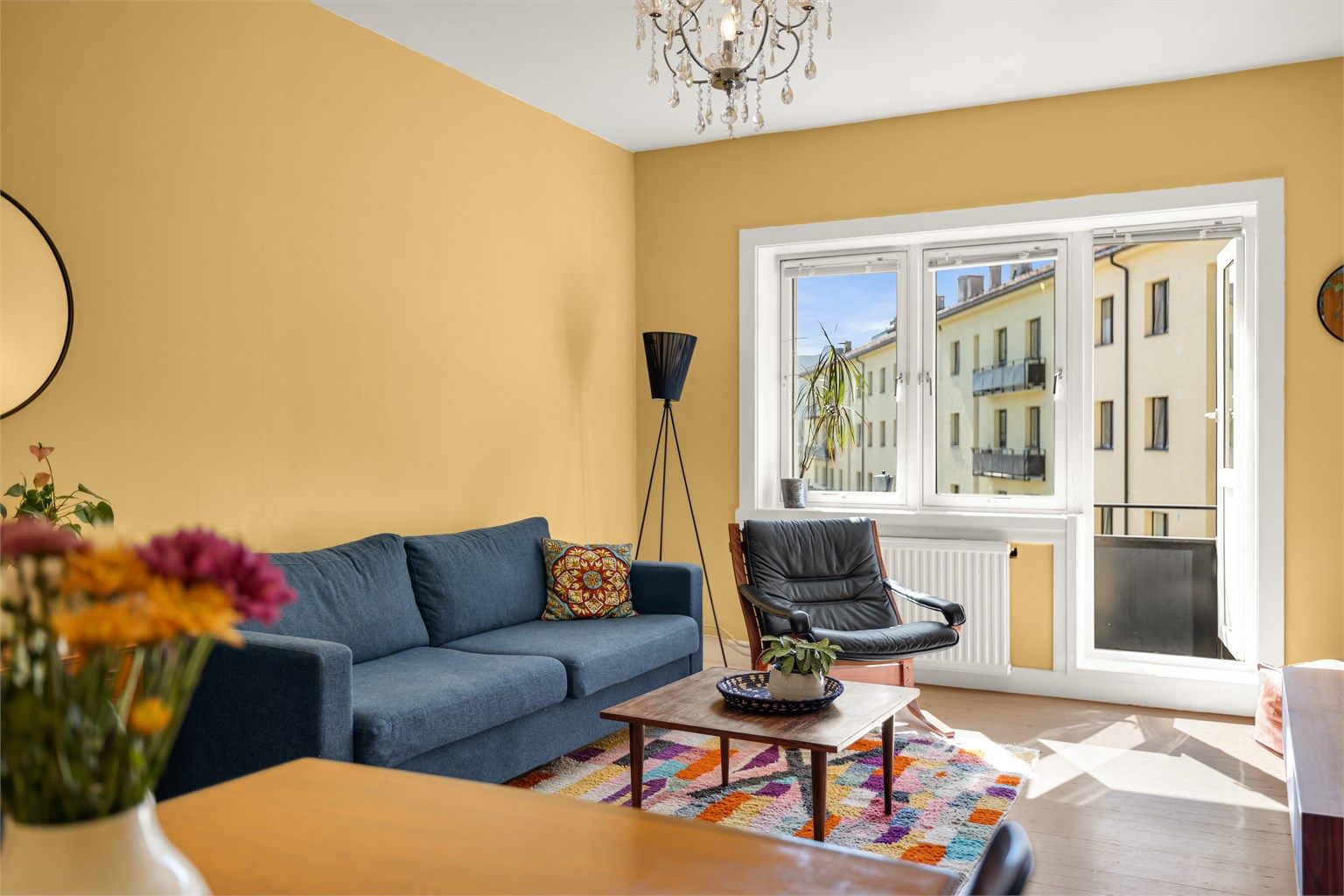 Leiligheten ligger sentralt mellom populære Sagene, Torshov, og urbane Grünerløkka. Området er videre svært godt dekket av kollektivtransport, slik at man enkelt kommer seg overalt i byen.