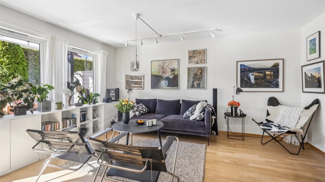 Lys og romslig stue med store vindusflater og terrassedør som gir godt med lysinnslipp.