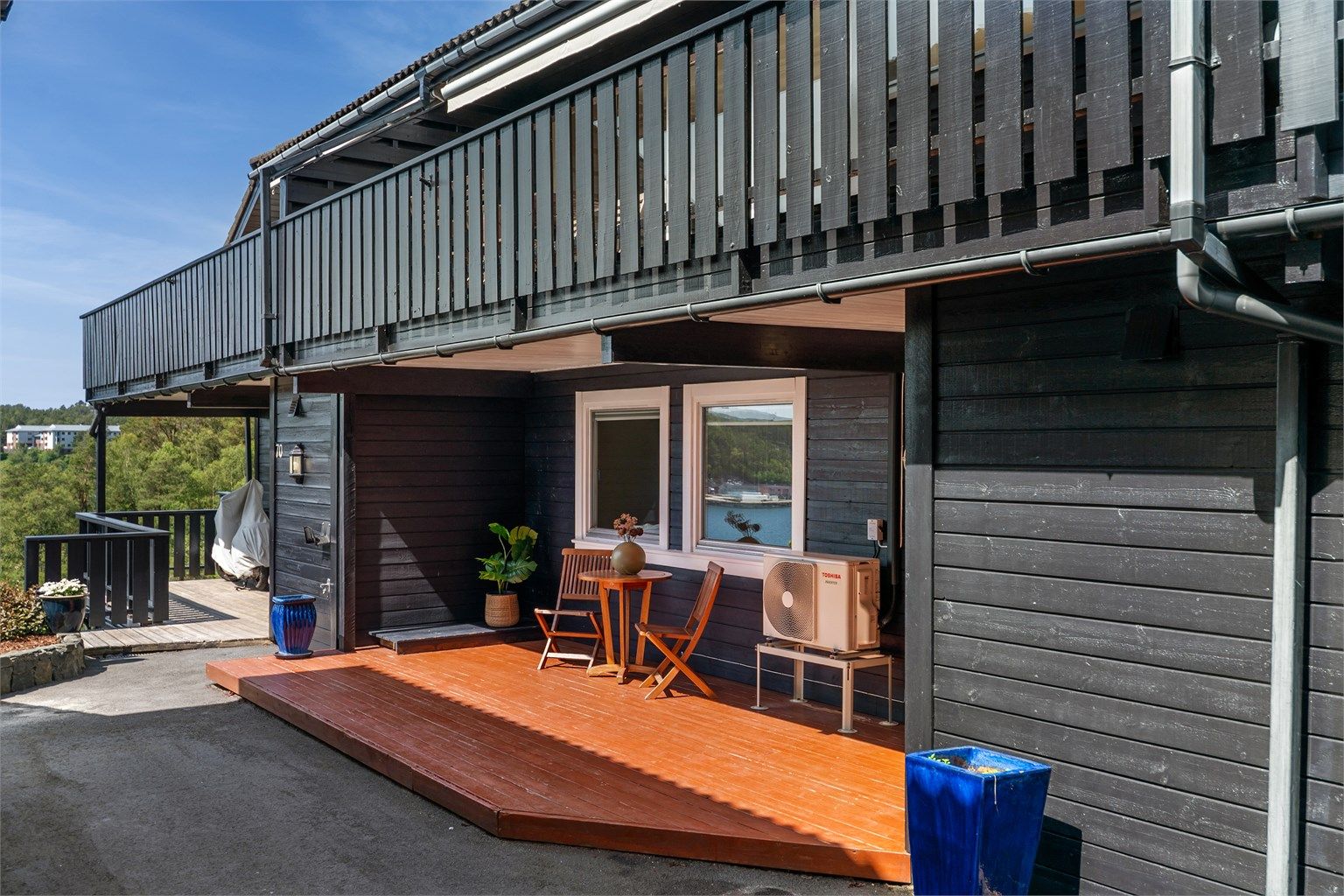 - Leiligheten ligger i et etablert boligområde med nærhet til natur og barnevennlige omgivelser.  -