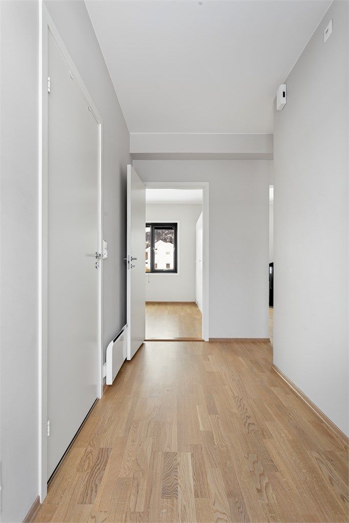 Entréen og gangen binder rommene i leiligheten sammen på en effektiv måte.