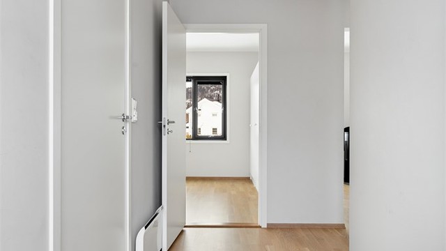 Entréen og gangen binder rommene i leiligheten sammen på en effektiv måte.