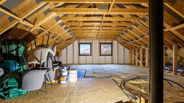 Uinnredet loft med delvis gulvet areal til lagring og mulighet for fremtidig innredning.