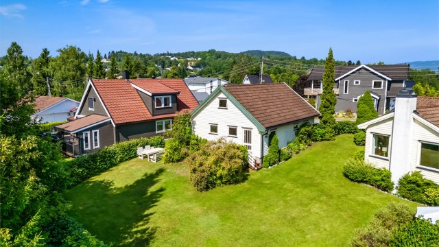 Tomten er på ca. 1,3 mål og oppleves som usjenert med svært god boltreplass.